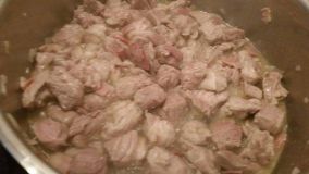 xoirines-boukies-me-saltsa-mayris-byras1.jpg