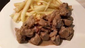 xoirines-boukies-me-saltsa-mayris-byras5.jpg